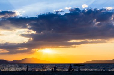 Günbatımı insanlar plajda ile kontrast atış