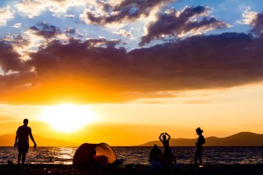 Günbatımı insanlar plajda ile kontrast atış