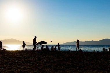 Siluet görünümü baba ve kızı Frisb ile oynayan