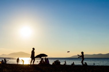 Siluet görünümü baba ve kızı Frisb ile oynayan