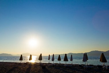 Tente halk plajı gün batımında Paketli.