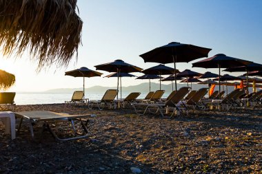 Thatched şemsiye şezlong ile görünümünü siluet 