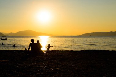 Günbatımı insanlar plajda ile kontrast atış