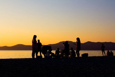 Günbatımı insanlar plajda ile kontrast atış