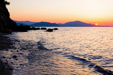 Güzel günbatımı sahil üzerinde kontrast atış