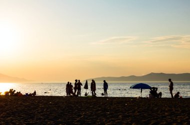 Günbatımı insanlar plajda ile kontrast atış