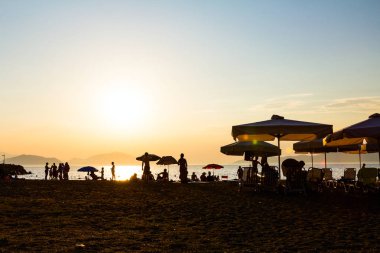 İnsanlar, turist kıyı şeridi güneşin yanındaki görünümünü um siluet