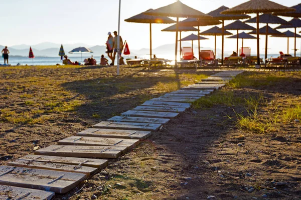 Drewniany szlak na plaży, sylwetki z podświetleniem — Zdjęcie stockowe