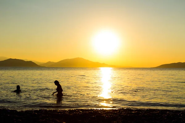 Günbatımı insanlar plajda ile kontrast atış