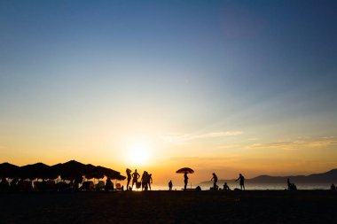 Günbatımı insanlar plajda ile kontrast atış