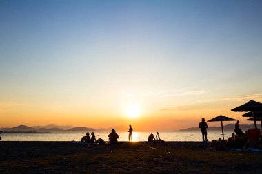 Günbatımı insanlar plajda ile kontrast atış