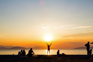 Günbatımı insanlar plajda ile kontrast atış