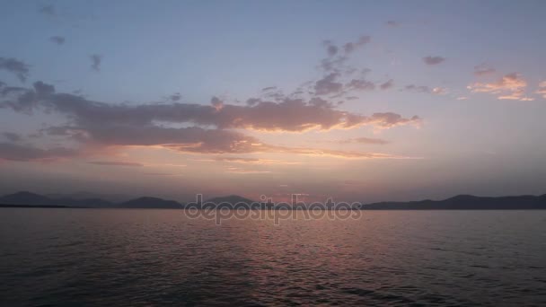 Nublado atardecer sobre el mar — Vídeo de stock