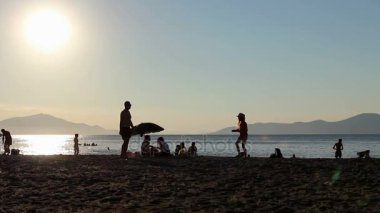 Siluet görünümü baba ve kızı ile bir frizbi oynayan 