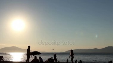 Siluet görünümü baba ve kızı ile bir frizbi oynayan 