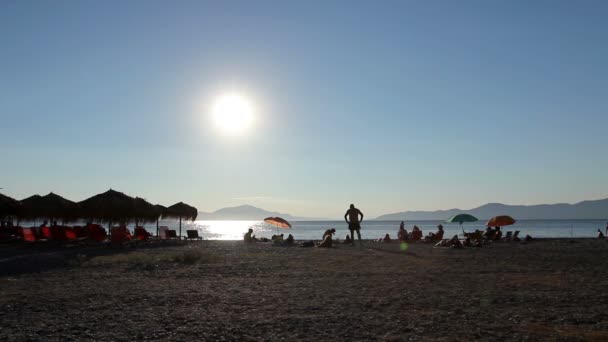 Günbatımı insanlar plajda ile kontrast atış — Stok video