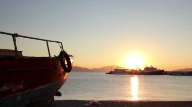 Kontrast atış eski ahşap balıkçı teknesi kuru kıyı şeridi demirledi