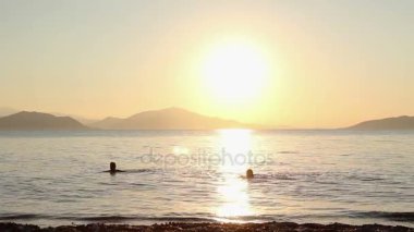 Günbatımı insanlar plajda ile kontrast atış