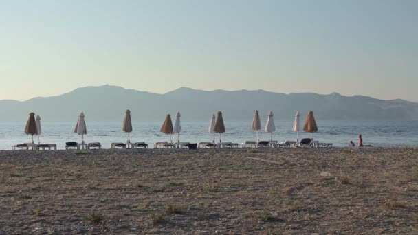 Tente halk plajı gün batımında Paketli. — Stok video