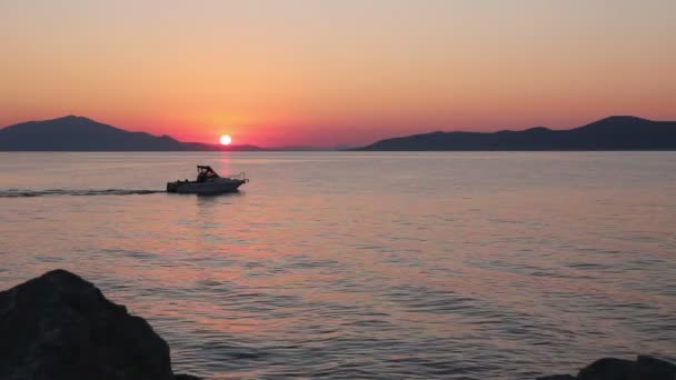 Vista panorámica de la hermosa puesta de sol por la noche sobre el mar — Vídeos de Stock