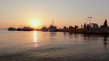 Plaj tenisi oynayan gençlerin kontrast atış