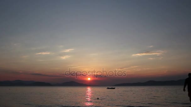 Vista panorâmica do belo pôr-do-sol à noite sobre o mar — Vídeo de Stock