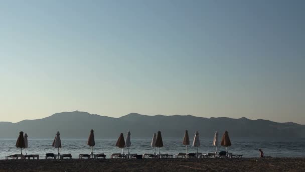 Packed sunshade on the public beach at sundown — Stock Video