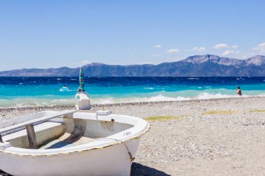 Kumsalda beyaz küçük sandal gemi kuru geldi