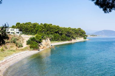 Cliff yukarıda sahil evi