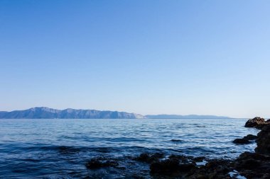 Deniz erozyon kayalık sahil şeridi üzerinde engebeli kayalıklarla