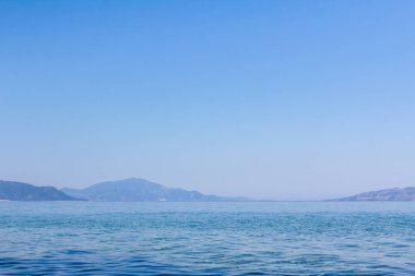 Arka planda Adaları ile açık deniz manzara