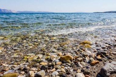 Su erozyonu tarafından oluşturulan sığ turkuaz Denizi kayalık sahil