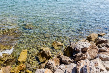 Su erozyonu tarafından oluşturulan sığ turkuaz Denizi kayalık sahil