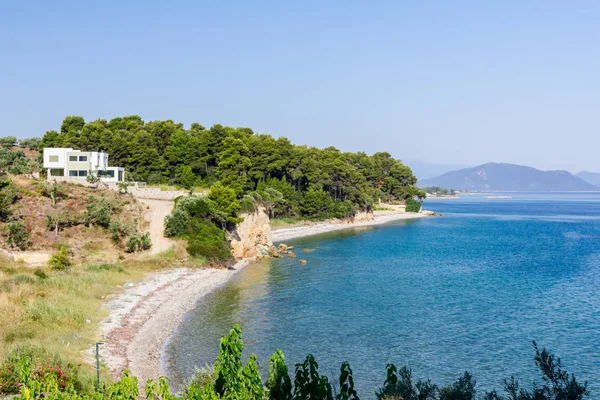 Cliff yukarıda sahil evi