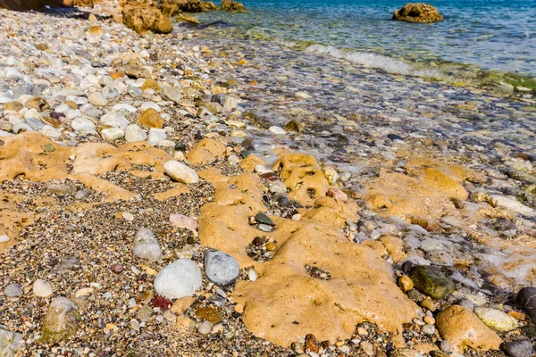 Su erozyonu tarafından oluşturulan sığ turkuaz Denizi kayalık sahil