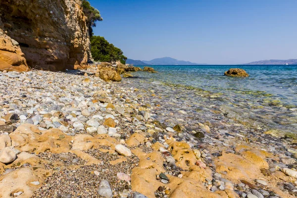 Deniz erozyon kayalık sahil şeridi üzerinde engebeli kayalıklarla