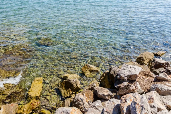 Su erozyonu tarafından oluşturulan sığ turkuaz Denizi kayalık sahil