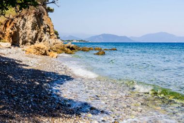 Deniz erozyon kayalık sahil şeridi üzerinde engebeli kayalıklarla