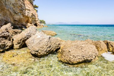 Deniz erozyon kayalık sahil şeridi üzerinde engebeli kayalıklarla