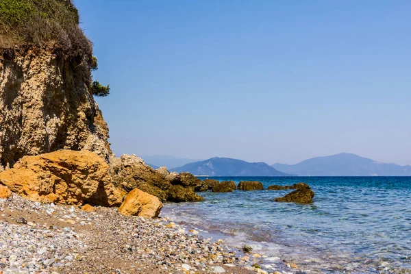 Deniz erozyon kayalık sahil şeridi üzerinde engebeli kayalıklarla