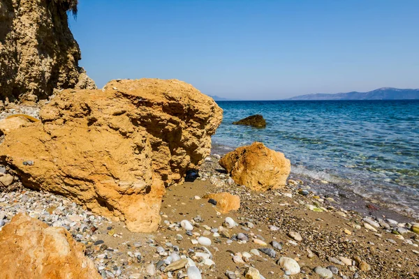 Морська ерозія міцних скель на скелястій береговій лінії — стокове фото