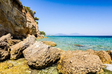 Deniz erozyon kayalık sahil şeridi üzerinde engebeli kayalıklarla