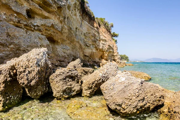 Deniz erozyon kayalık sahil şeridi üzerinde engebeli kayalıklarla