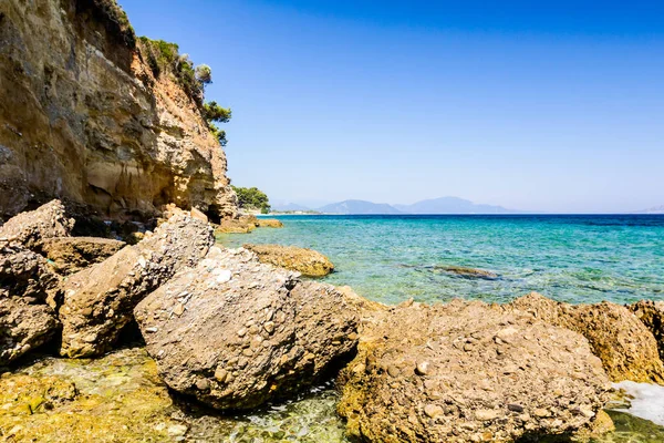 Deniz erozyon kayalık sahil şeridi üzerinde engebeli kayalıklarla