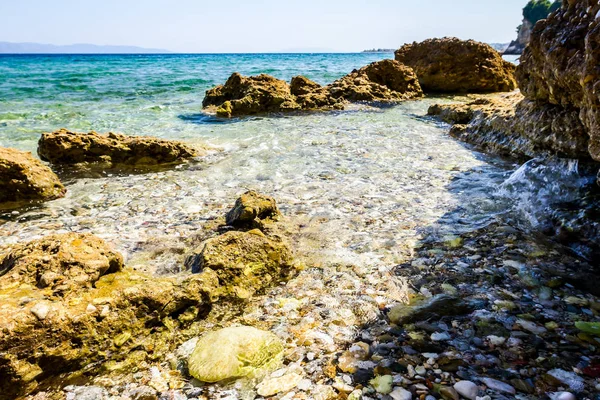 Rock shoal su, deniz seviyesinden yukarıda çıkmış
