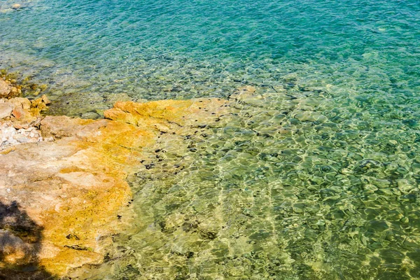 Orilla rocosa con mar turquesa poco profundo creado por la erosión del agua — Foto de Stock