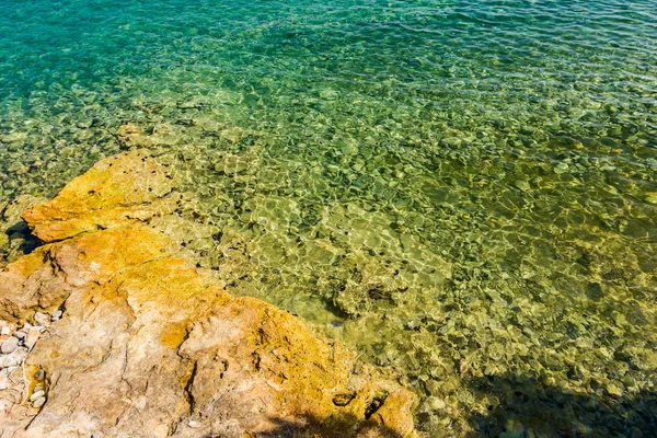 Orilla rocosa con mar turquesa poco profundo creado por la erosión del agua — Foto de Stock
