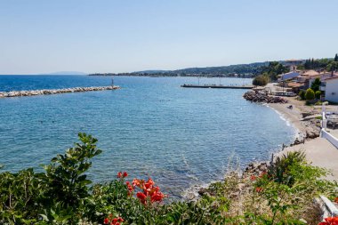 Bay yapay resif ile wa karşı duvarlı sahil üzerinde göster