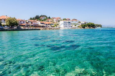 Kristal berraklığında su ve güzel yerleşim ile kayalık sığ