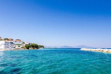 Güzel sığ turkuaz su ve deniz resif al ile şehirde